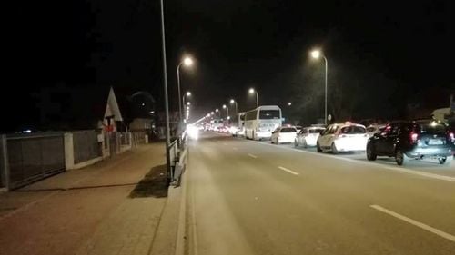 VIDEO Mari probleme cu transportul spre parcările din afara orașului Alba Iulia. Coloană de câțiva kilometri la ieșirea spre Cluj