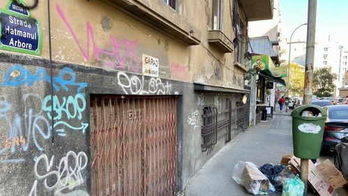 FOTOGALERIE Gunoaie încep să se strângă în centrul Bucureștiului după ce Romprest a notificat Primăria Sectorului 1 că reduce frecvența salubrizării