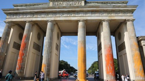 Poarta Brandenburg din Berlin, stropită cu vopsea portocalie în numele luptei împotriva încălzirii climatice