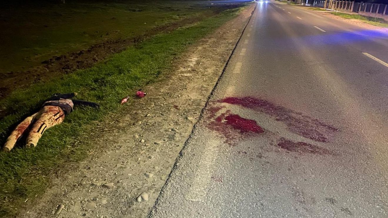 Şase adolescenţi au înscenat un accident lăsând pe marginea unui drum din Vaslui un manechin din paie stropit cu vopsea roşie / S-au ales cu dosar penal după farsa macabră