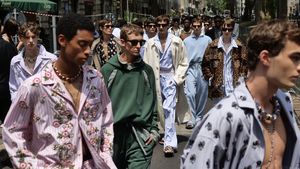 De la dormitor la catwalk: pijamalele de lux, noul statement al modei masculine