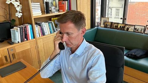 Noul ministru britanic de Finanțe, Jeremy Hunt, avertizează cu privire la creșteri de impozite și reduceri ale cheltuielilor publice/ Prim ministra Liz Truss, amenințată cu pierderea puterii după numai șase săptămâni în funcție