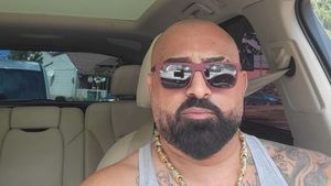 Manelistul Florin Mitroi, care cântă pentru clanul Cordunenilor și este cunoscut pentru piesele sale cu mesaje agresive, a fost invitat la zilele orașului Târgu Jiu organizate de primărie