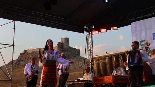 FOTO VIDEO Cum a arătat prima seară a fetivalului Enisala - unitate la cetate/ Mii de oameni au participat la concerte și târguri meșteșugărești în cetatea stăpânită altădată de negustorii genovezi