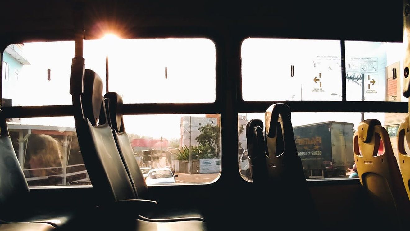 Guvernul, dat în judecată de elevii din Constanța pentru deblocarea reducerilor la transportul județean