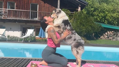 VIDEO EXCLUSIV | Cum să te menții în formă alături de animalul tău de companie: Exercițiile de Doga, tot mai căutate. 5 exerciții simple cu care să începi