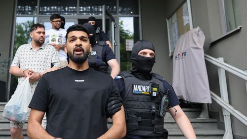 FOTO SURSE: Membrii clanului Duduianu, reținuți de DIICOT pentru proxenetism si trafic de persoane / Ar fi exploatat sexual patru tinere în Germania și Țările de Jos