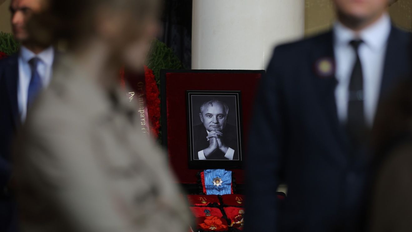 GALERIE FOTO Mii de moscoviți stau la coadă pentru a-i aduce un ultim omagiu lui Mihail Gorbaciov, ultimul lider sovietic
