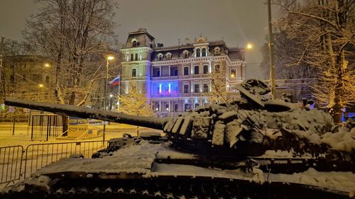 Un an de la invazie: Steagul Ucrainei, arborat la MAE român / Tancuri distruse, amplasate în fața ambasadelor Rusiei din Germania și Letonia / Mesaj pentru Ucraina într-o stație de metrou din Stockholm