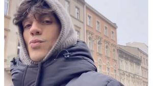VIDEO Un blogger italian a vrut să meargă la târgul de Crăciun din Craiova și a ajuns în Cracovia /  ”Am scris ”Cra”, și este ușor să le confunzi. Ei bine, oricum, este foarte frumos”