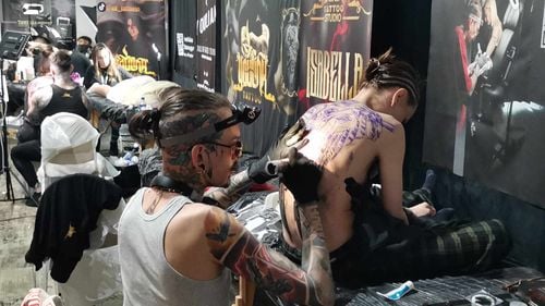 Cum a început arta tatuajului în România: „Primul meu tatuaj a fost făcut cu arsură de bocanc și urină”, „Un prieten a furat un aparat de epilat de la soră-sa și a făcut din el aparat de tatuat” / Povești cu artiștii old school ai tatuajului din Timișoara