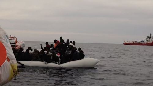 VIDEO 92 de migranţi aflaţi în primejdie la bordul unei bărci pneumatice supraîncărcate, salvați de nava „Ocean Viking”