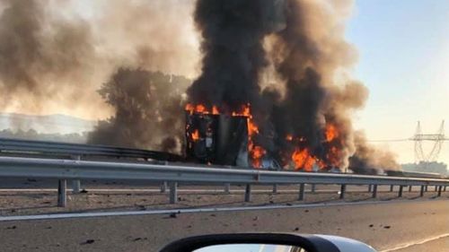 VIDEO Incendiu pe autostrada A1 Sibiu-Deva: Traficul, blocat pe un sens după ce o mașină încărcată cu băuturi s-a răsturnat