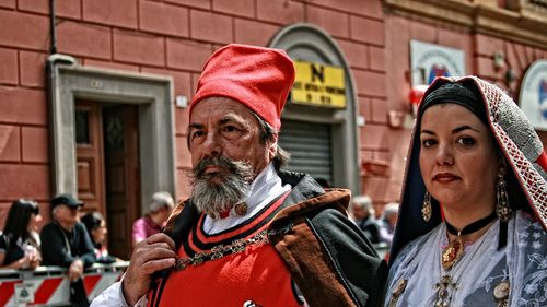 Un bar din Sardinia face angajări, însă anunță că sunt excluși localnicii / ”Nu vă plângeți dacă creșteți o generație de oameni care nu au viitor. Acasă există o mămică ce își ia pâinea de la gură pentru a-i da fiului ei 100 de euro pentru a se îmbăta și a se droga”