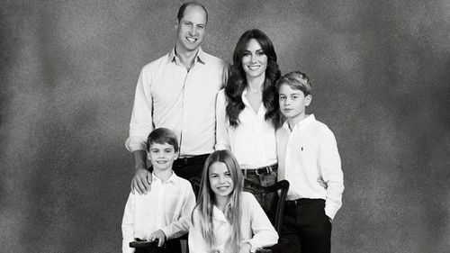 Cum arată felicitările de Crăciun ale Familiei Regale britanice / Prinţul şi Prinţesa de Wales au preferat o fotografie alb-negru, iar Kate poartă blugi