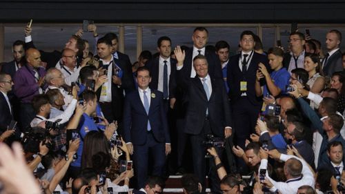 VIDEO Klaus Iohannis, în fața a peste 3.000 de liberali: PSD a trădat votul românilor. Eșec economic, eșec legislativ, eșec în protejarea cetățenilor. Legi pentru infractori și bani pentru clientelă. Viziunea pesedistă a unui stat al pilelor trebuie demolată / Vă asigur că voi construi o nouă majoritate după parlamentare