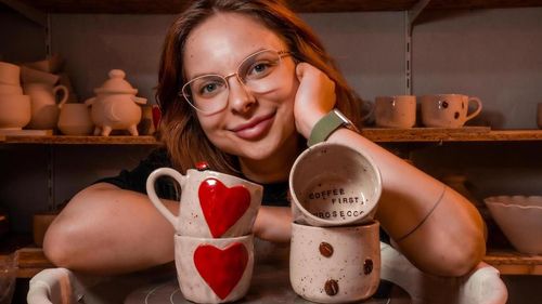 De la inginerie și informatică, la ceramică: Felicia, o tânără din Mediaș, a investit peste 10.000 de euro în propria afacere / ”Am lucrat ca inginer proiectant 3D. Am descoperit destul de repede că mediul corporatist și birocrația nu mi se potrivesc”