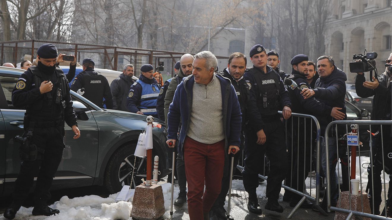 SURSE Călin Georgescu este acuzat de procurori de promovarea ideilor fasciste, de inițirea sau constituirea unei organizații cu caracter fascist, rasist ori xenofob, de promovarea în public a cultului persoanelor vinovate de săvârșirea unor infracțiuni de genocid contra umanității și de crime de război 