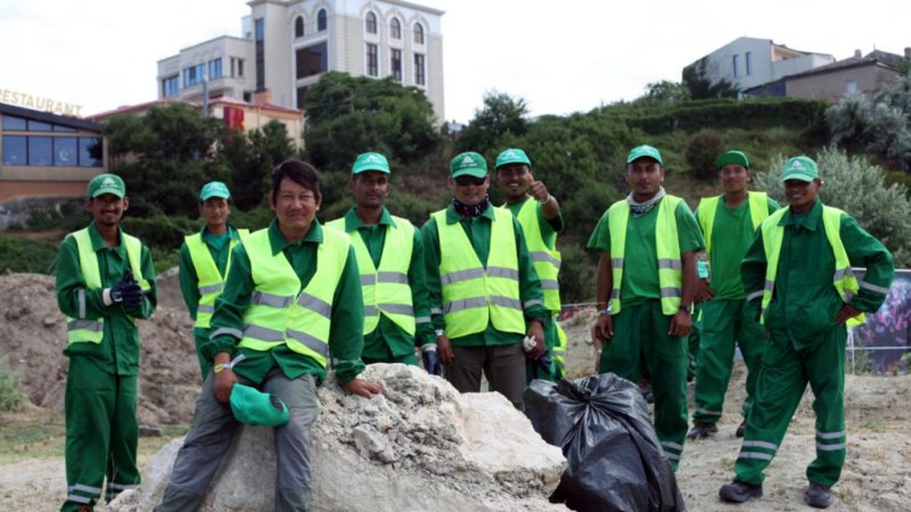 Festivalul Neversea: Angajați din Nepal fac curățenie după fiecare noapte de concerte