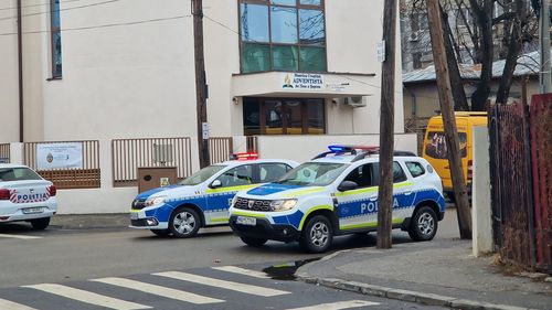 VIDEO Desfășurare de forțe pe o stradă în apropiere de Parcul Carol / Polițiștii au negociat cu un bărbat, fost polițist, care s-a încuiat în locuință după ce ar fi amenințat o vecină / Bărbatul este președintele Sector 5 al partidului condus de fosta ministră Carmen Dan