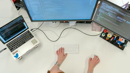 ANALIZĂ. Ce companii din IT oferă salarii de mii de euro pentru angajații români: IT-iști pot câștiga și până la peste 2.000 euro pe lună