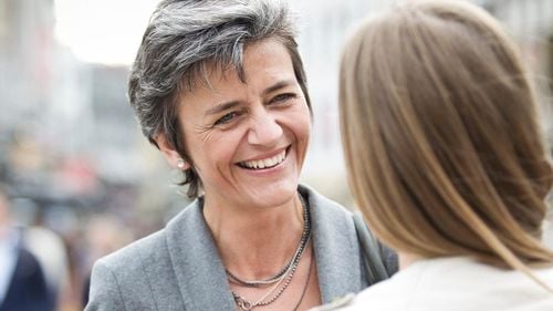 Comisarul european pentru concurenţă, daneza Margrethe Vestager surpinsă tricotând în timpul discursului șefei Comisiei Europene, Ursula von der Leyen