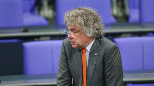 Parlamentar german de extremă dreapta, inculpat pentru executarea salutului nazist în parlament