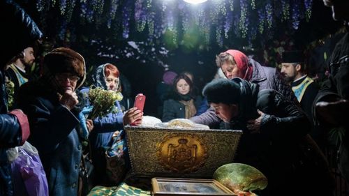 A început pelerinajul la moaștele Sfintei Parascheva, mii de oameni stau la coadă în ploaie