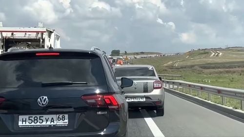 Se semnalează cozi de 100 de km în trafic, în Crimeea / Oamenii vor să părăsească peninsula / Ucraina a atacat o importantă bază aeriană militară din Crimeea
