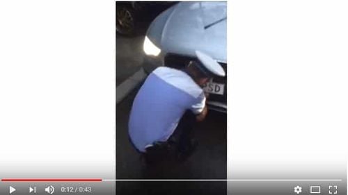 VIDEO Momentul în care polițiștii rutieri desfac plăcuțele de înmatriculare M..E PSD