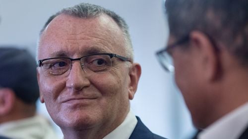 Fostul ministru Cîmpeanu dă șah posibilelor verificări suplimentare în cazul de plagiat care i-a determinat demisia. El însuși a sesizat Comisia de Etică a universității - ce înseamnă acest lucru