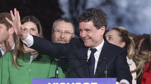 Sky News: Exit-poll-urile de la alegerile din România sugerează o victorie surprinzătoare a candidatului pro-occidental Nicuşor Dan
