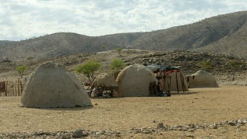 Tribul unic în lume în care femeile oferă plăceri vizitatorilor care le calcă pragul, iar scăldatul este „interzis”