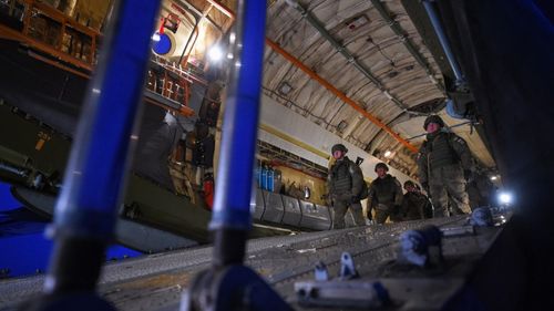 Ministerul ucrainean al Apărării susține că a doborât unul dintre avioanele rusești de transport trupe în apropiere de Kiev, ucigând un număr mare de parașutiști