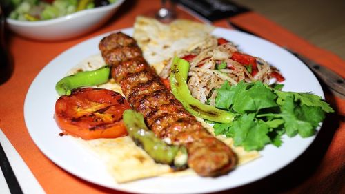 Festival caritabil, în beneficiul victimelor cutremurelor din Turcia, la Mamaia / Anatolian Food vine cu preparate tradiționale turcești: adana kebab, lahmacun, gozleme, cafea la nisip și baclavale