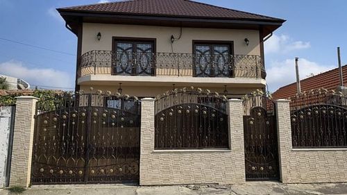 VIDEO „Conacul Gangsterilor de la Marea Neagră”, prezentat în presa britanică. O bandă de români, condamnată petru 500 de jafuri în patru regiuni din Marea Britanie