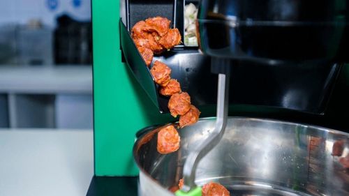 VIDEO Un restaurant croat oferă preparate gătite de un bucătar robotic / „Scopul nostru final este de a crea un restaurant fără chelner, fără bucătar şi fără numerar”