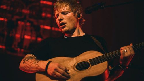 Artistul britanic Ed Sheeran a calificat drept "jignitoare" afirmațiile că ar fi copiat melodia "Let's Get it On" a lui Marvin Gaye/ El a cântat din nou la chitară în instanță pentru a se apăra