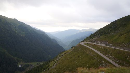 Pregătirea Transfăgărăşanului pentru redeschiderea circulaţiei, aproape de finalizare / Se îndepărtează ultimele petice de zăpadă