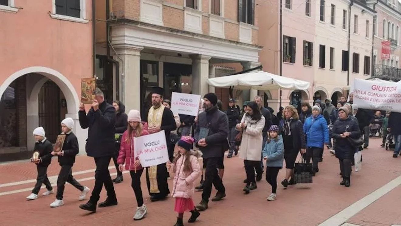 Protest al comunității moldovene și românești din Mestre, Veneția, după ce a rămas fără biserică / Slujbele se țineau într-o biserică grecească, însă proprietarul refuză să-i mai găzduiască / ”Municipalitatea din Veneția să găsească o soluție și pentru noi”