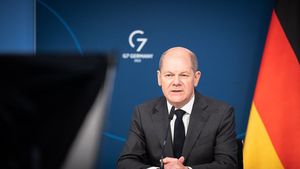 Cancelarul Olaf Scholz, nevoit să se deplaseze personal la ghișeu pentru a depune o cerere de înnoire a paşaportului şi cărţii de identitate