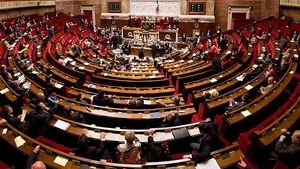Adunarea Naţională a Franței a aprobat cu largă majoritate suspendarea reformei impopulare a pensiilor