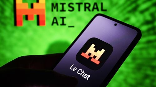 Le Chat: Asistentul AI de la cea mai importantă companie franceză din domeniu, Mistral, a înregistrat 1 milion de descărcări în 14 zile / Emmanuel Macron a promovat aplicația