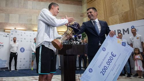 GALERIE FOTO David Popovici a revenit în România după ce a doborât trei recorduri mondiale/ Robert Glință, idolul său din copilărie, a ieșit al cincilea la proba de 50 metri