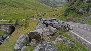 O mașină s-a răsturnat pe Transfăgărășan. Trei pasageri se aflau în autovehicul, unul dintre ei a murit