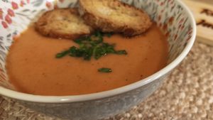 Supă cremă de cartof dulce, ardei copt și pui/ O rețetă reconfortantă, ideală pentru sezonul rece/ Dacă înlocuiești supa de pui cu una de legume obții o versiune vegană la fel de gustoasă