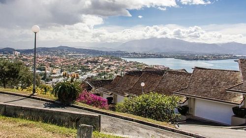 A început evacuarea turiștilor francezi cu avioane militare din Noua Caledonie, care se confruntă cu violențe fără precedent din cauza populației pro-independență