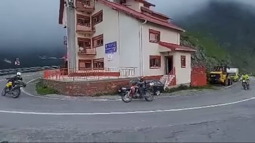 VIDEO Au apărut primii turiști pe Transfăgărășan: motocicliști veniți din străinătate / Șoseaua a fost deschisă oficial cu două săptămâni mai devreme decât termenul inițial