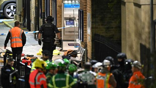 BREAKING Zece persoane rănite în urma unui atac cu cuțitul într-un tren din Marea Britanie / Doi bărbați au fost arestați / Poliția britanică a declarat că nu a fost atac terorist/ Mărturii cutremurătoare ale pasagerilor