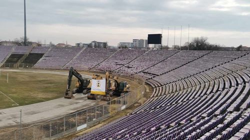 VIDEO&FOTO Au apărut primele utilaje pentru demolarea stadionului „Dan Păltinișanu”. Scaunele de pe arena timișoreană, pe post de suveniruri pentru suporteri. Pregătiri pentru evenimentul de adio